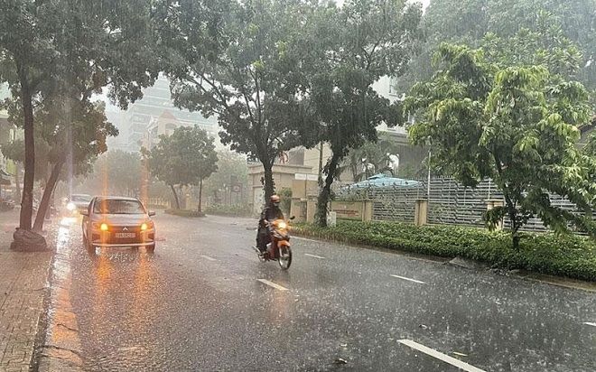 Mưa dông hoành hành ở miền Bắc, Trung Bộ nắng chói chang
