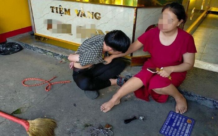 Thanh niên vờ hỏi mua vàng rồi lên xe bỏ chạy, cái kết khiến nhiều người hả hê