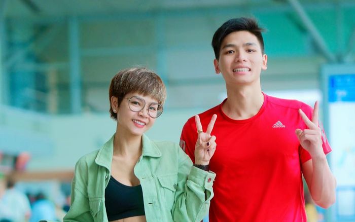 Bất ngờ với nhan sắc trẻ trung, gu thời trang cực 'chất' của mẹ kình ngư Kim Sơn