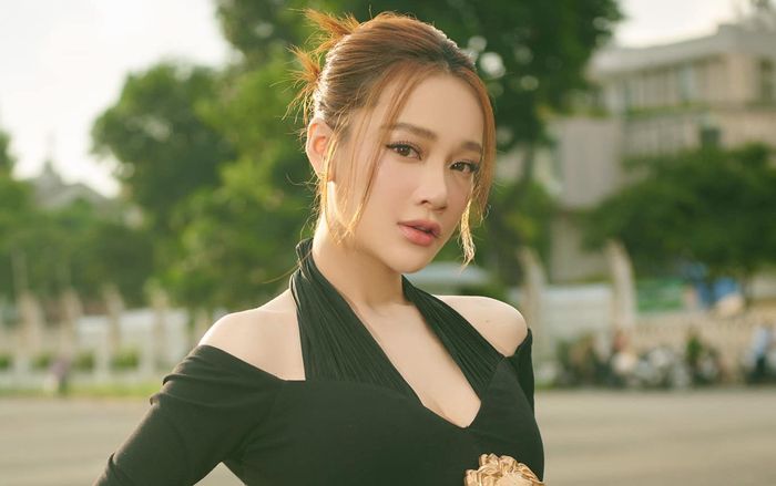 Nhã Phương bối rối khi thấy Trường Giang ôm ấp một người đầy tình tứ