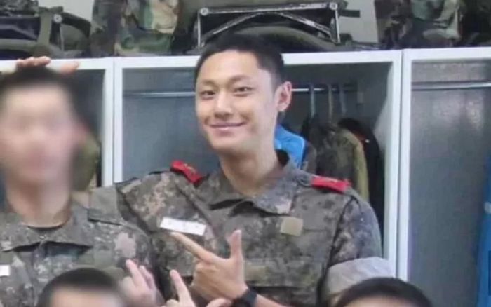 'Người yêu' Song Hye Kyo lần đầu lộ diện sau nhập ngũ, diện mạo gây chú ý