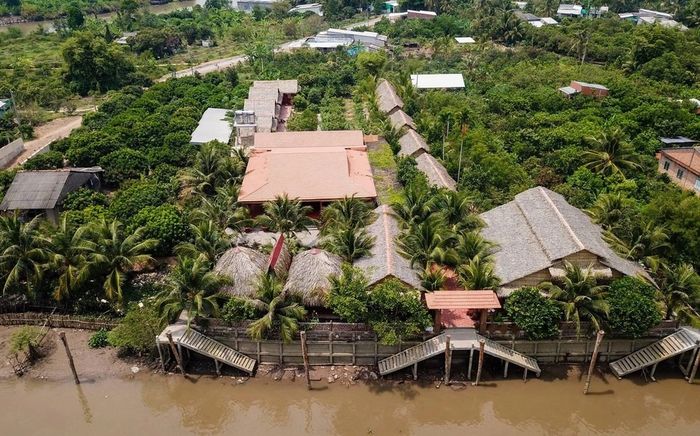 Đã mắt chiêm ngưỡng biệt phủ được xây từ 4000 cây dừa của lão nông miền Tây