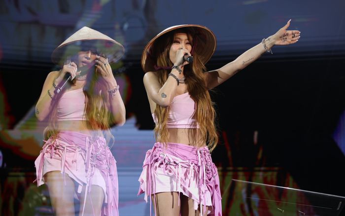 Chị đại Jessi về Hà Nội đội nón lá trình diễn, liên tục nói 'tôi yêu các bạn'