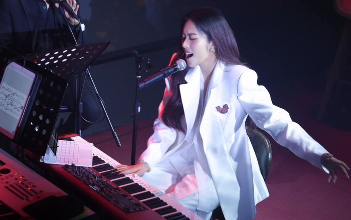 Nam Em đệm đàn, nức nở hát ca khúc nổi tiếng của Minh Tuyết - Cẩm Ly