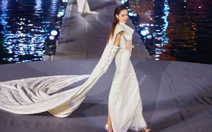 Lê Hoàng Phương lần đầu trình diễn sau đăng quang, catwalk thế nào?