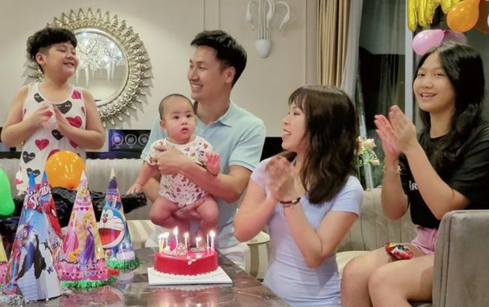 Mạnh Trường đón tuổi mới với gia đình, hào hứng khi được khen một điều