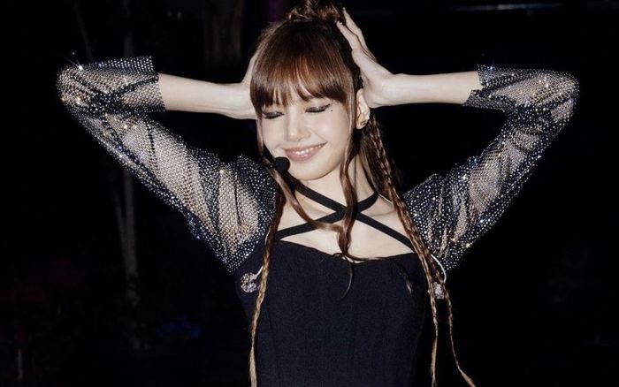 Lisa gây tranh cãi vì diện trang phục nhức mắt, dân mạng: 'Nhìn mà ngại dùm'