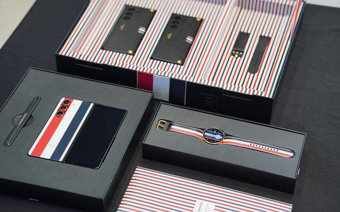 100 BST Galaxy Z Fold5 Thom Browne cháy hàng 'tích tắc' trong 10 phút mở bán