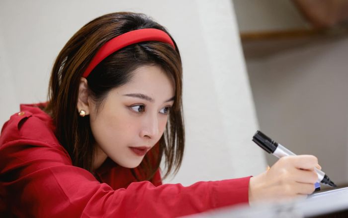 Chi Pu: 'Nghệ sĩ khác hát mọi người hô hào lớn, đến tôi thì mọi người im re'