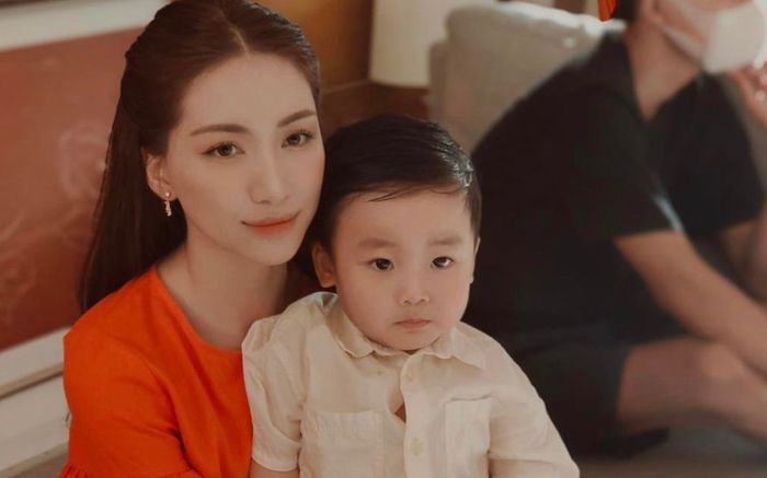 Hòa Minzy xin lỗi quý tử vì không cho con một gia đình trọn vẹn