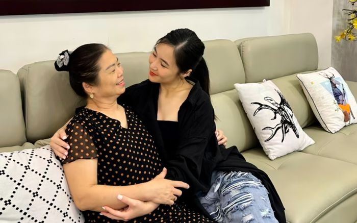 Xúc động khoảnh khắc Hương Tràm về nước gặp lại gia đình sau 4 năm sống tại Mỹ