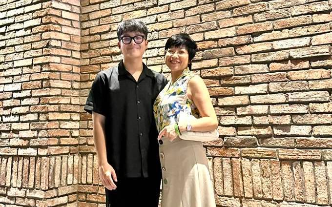 Quý tử nhà NSND Công Lý nhận xét về mẹ, phong thái chuẩn gen hài của 'cô Đẩu'