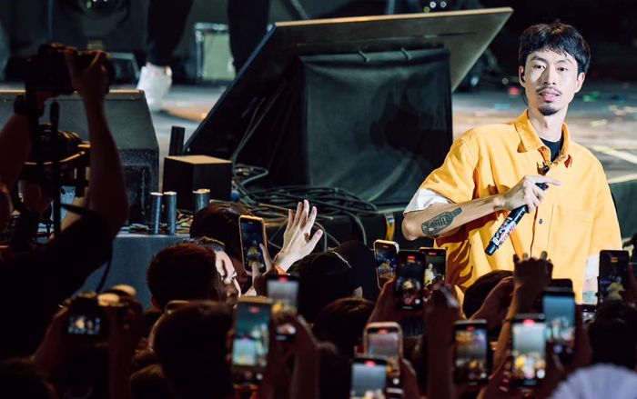 Đen Vâu ghi điểm với hành động khi thấy fan chen lấn, xô đẩy lẫn nhau