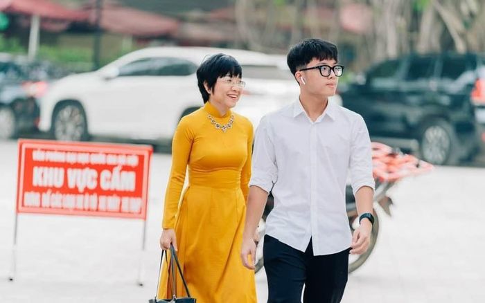 MC Thảo Vân đăng ảnh cùng quý tử, dân tình nô nức 'apply' làm con dâu