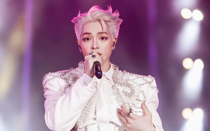 Đức Phúc buông micro khi đang hát, phản ứng khán giả khiến ai cũng bất ngờ