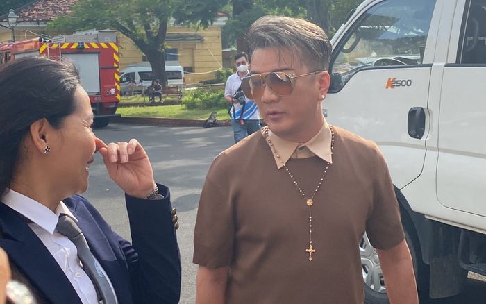 Đàm Vĩnh Hưng lộ diện tại phiên tòa xét xử bà Nguyễn Phương Hằng