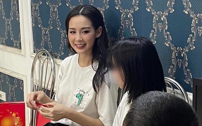 Bảo Ngọc thể hiện sự tinh tế, khéo léo khi đến thăm em nuôi trong vụ cháy chung cư