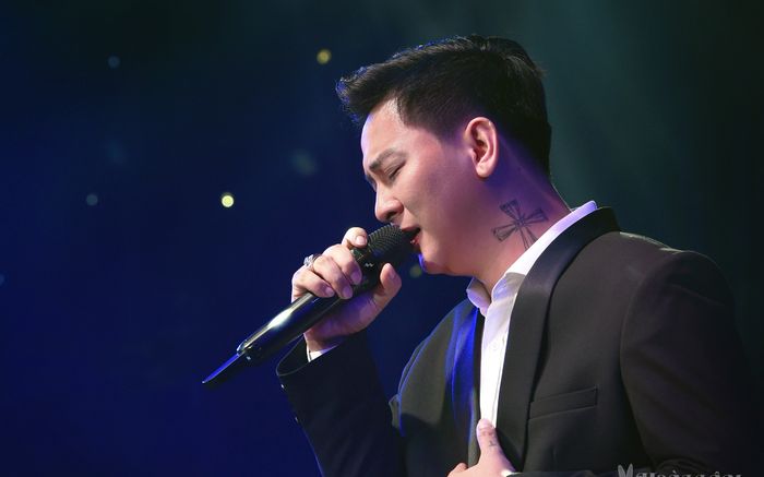 Hoài Lâm 'cứa tim' người nghe khi hát ca khúc Bolero nổi tiếng