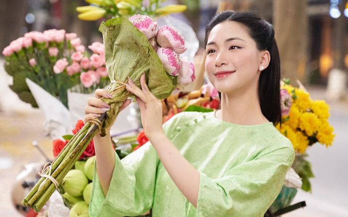 Hòa Minzy bắt trend chụp mùa thu Hà Nội, nhan sắc ngỡ như cô Tấm trong cổ tích