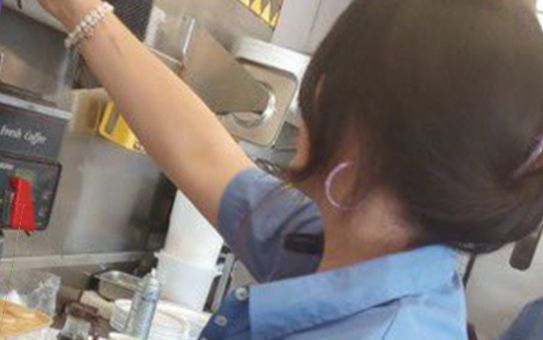 Xôn xao nữ ca sĩ nổi tiếng bị bắt gặp làm phục vụ quán ăn: Cái tên chẳng xa lạ!