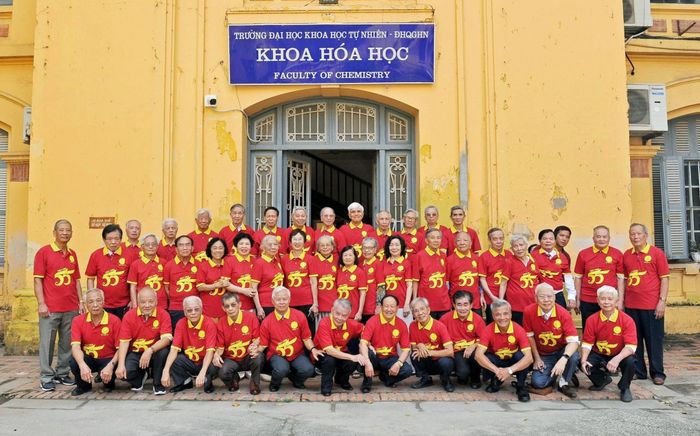 Các cụ ông, cụ bà U80 tề tựu họp lớp sau 55 năm ra trường gây xúc động