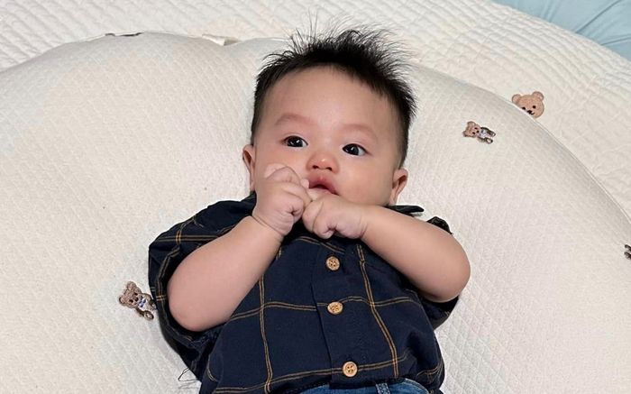 Quý tử nhà Cường Đô La lên đồ chuẩn soái ca nhí, sao y bản chính của bố