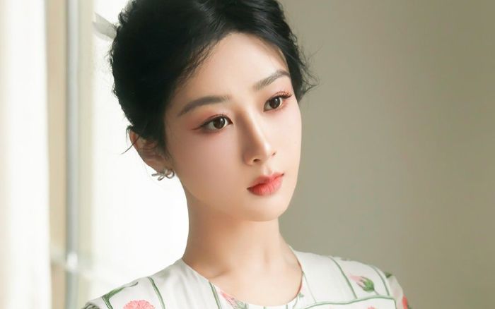 Stylist 'bóc' nhan sắc thật của Dương Tử, nói một câu khiến dân tình bùng nổ