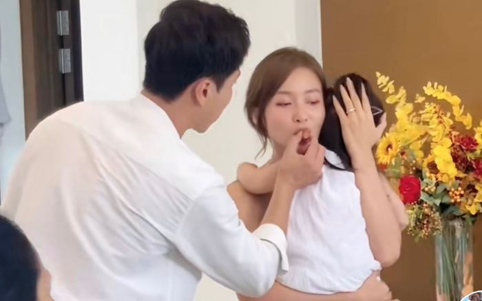 Khả Ngân - Thanh Sơn trổ tài chăm con cực khéo, dân tình thúc giục điều này