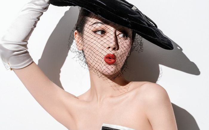 Bộ trang phục chỉ Địch Lệ Nhiệt Ba mới dám mặc ra đường