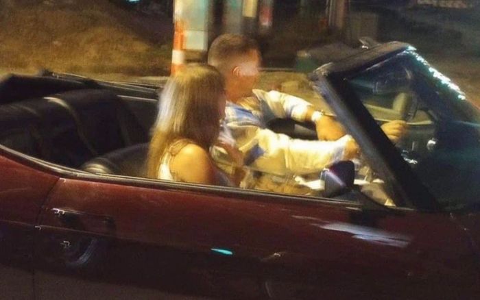 Nữ ca sĩ nổi tiếng bị bắt gặp trên xe nam cầu thủ, nghi vấn hẹn hò