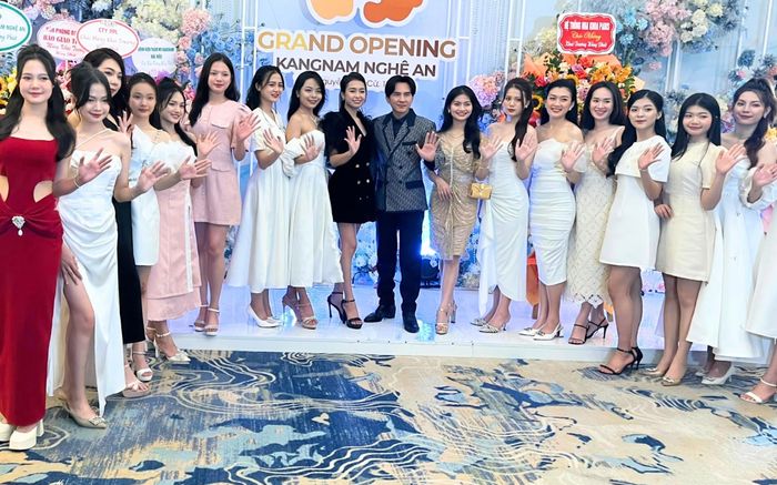 Hàng nghìn người dân xứ Nghệ cùng Đan Trường mừng khai trương BVTM Kangnam