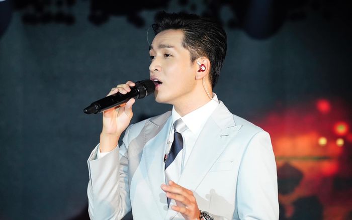 Bạch Công Khanh bất ngờ nhắc chuyện giới tính trên sân khấu?