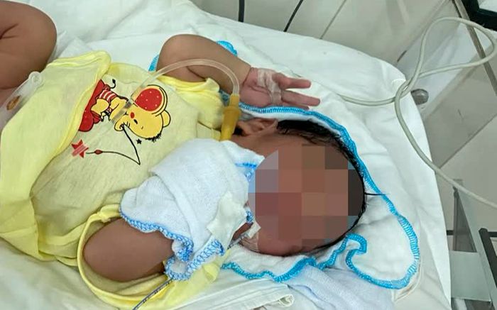 Bé trai sơ sinh chưa được cắt dây rốn bị bỏ rơi tại bệnh viện