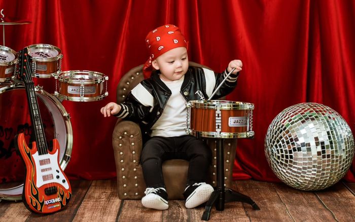 Con trai của Bùi Tiến Dũng: Mắt xanh, mũi cao chuẩn soái ca nhí