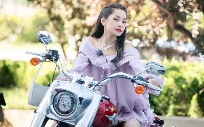 Chi Pu ra 'kí hiệu đặc biệt' với fan Trung Quốc trong lúc di chuyển trên đường