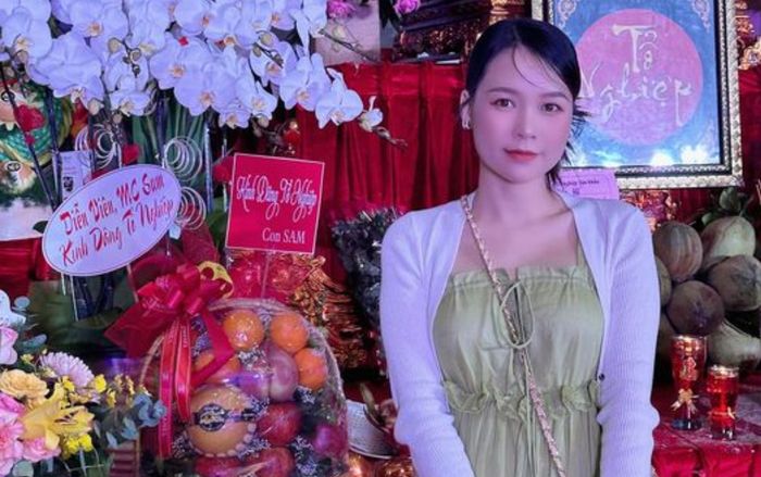 Sam diện đồ rộng che bụng giữa tin đồn đang mang thai con đầu lòng