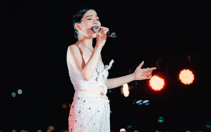 Hát nhạc remix ở sân khấu ngoài trời, Lệ Quyên bị nhận xét xuống phong độ