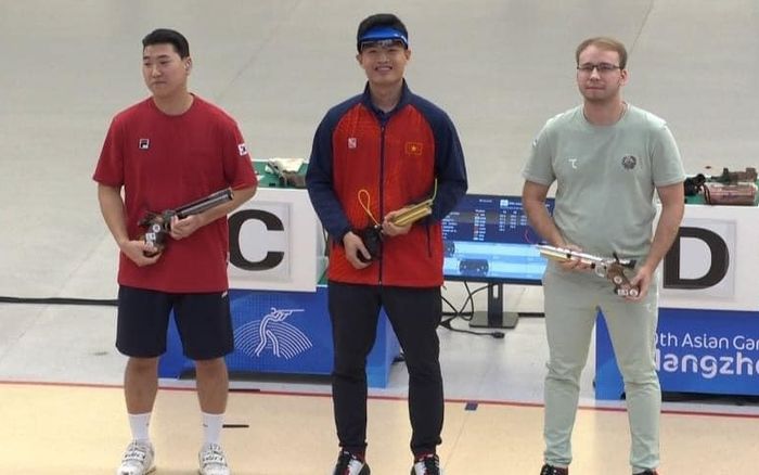 HLV Park Hang Seo chúc mừng Việt Nam có HCV đầu tiên ở Asiad 19