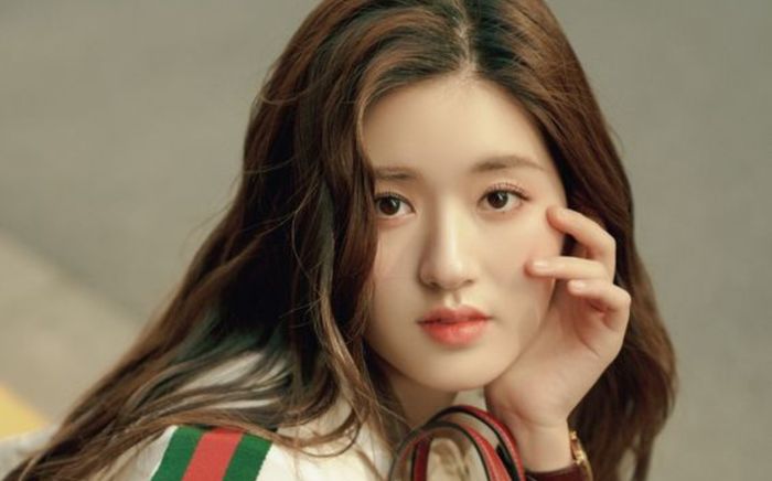 Kiếp nạn của Triệu Lộ Tư: Đi sự kiện thì bị chê, 'người chống lưng' cũng bỏ rơi