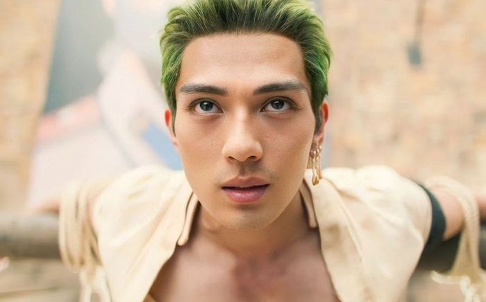 Hé lộ đời tư của mỹ nam hot nhất One Piece live-action đang gây sốt toàn cầu
