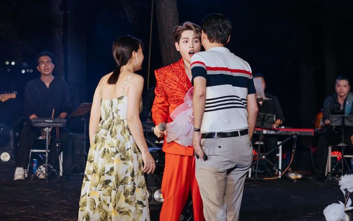 Đức Phúc 'há hốc' khi chứng kiến một cặp đôi cầu hôn trên sân khấu của mình