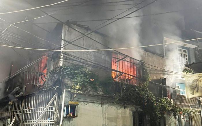 Đà Nẵng: Cứu 6 người thoát nạn khỏi vụ cháy nhà 2 tầng trong đêm