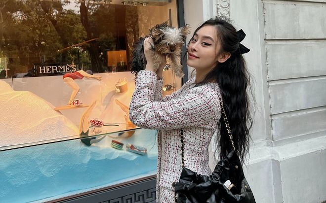 Phong cách đời thường cuốn hút của 'ngọc nữ lookbook' gây sốt trên báo Thái Lan