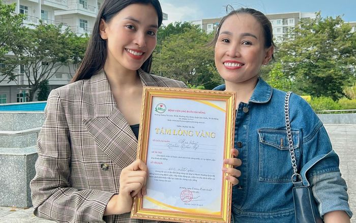 Hoa hậu Tiểu Vy ăn vận giản dị, cùng mẹ ruột đi làm từ thiện