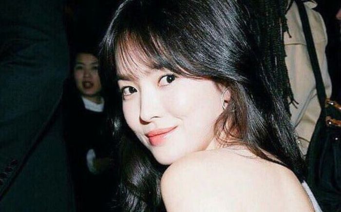 Động thái khôn ngoan của Song Hye Kyo trong ngày 'kẻ thù' gặp rắc rối