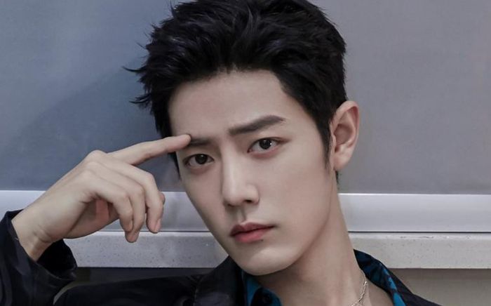 Bắt gặp Tiêu Chiến mặc đồ đôi, công khai tình cảm với một mỹ nhân đình đám Cbiz