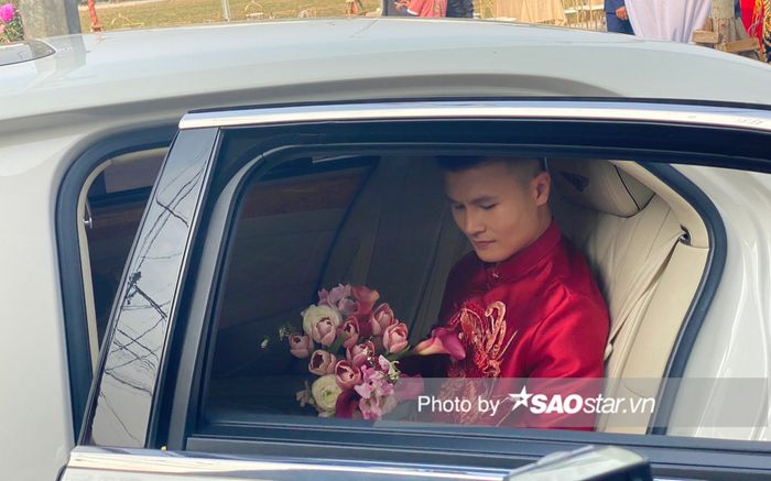 Cận cảnh siêu xe đưa Quang Hải đón cô dâu Chu Thanh Huyền trong lễ ăn hỏi