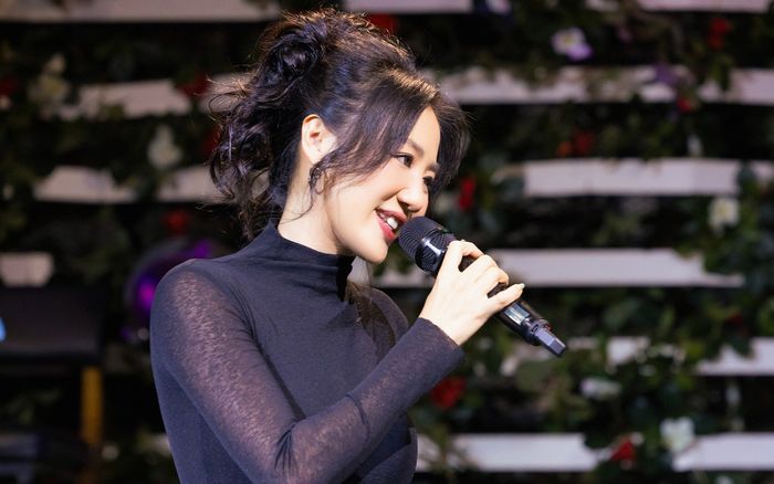 Văn Mai Hương gặp sự cố hát chênh phô trên sân khấu, dân mạng phản ứng ra sao?