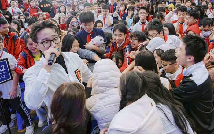 Đông đảo khán giả hò hét đến khàn cổ khi quán quân Vietnam Idol Hà An Huy xuất hiện