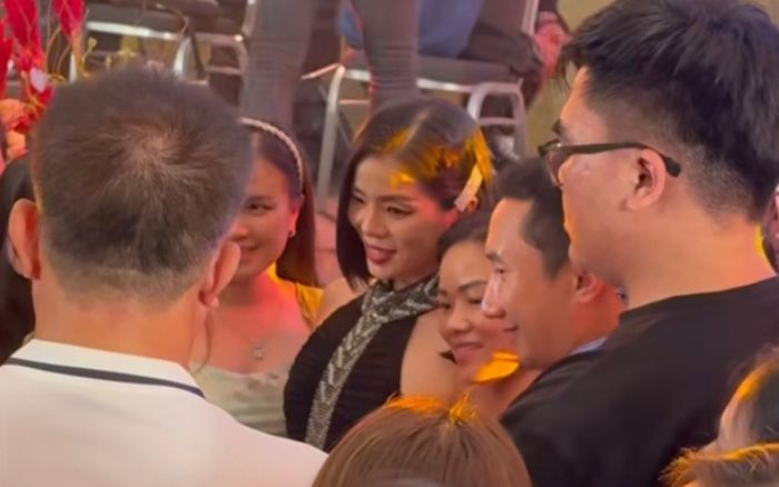 Lệ Quyên bị fan vây kín tắc thở, cách hành xử khéo léo được lòng công chúng